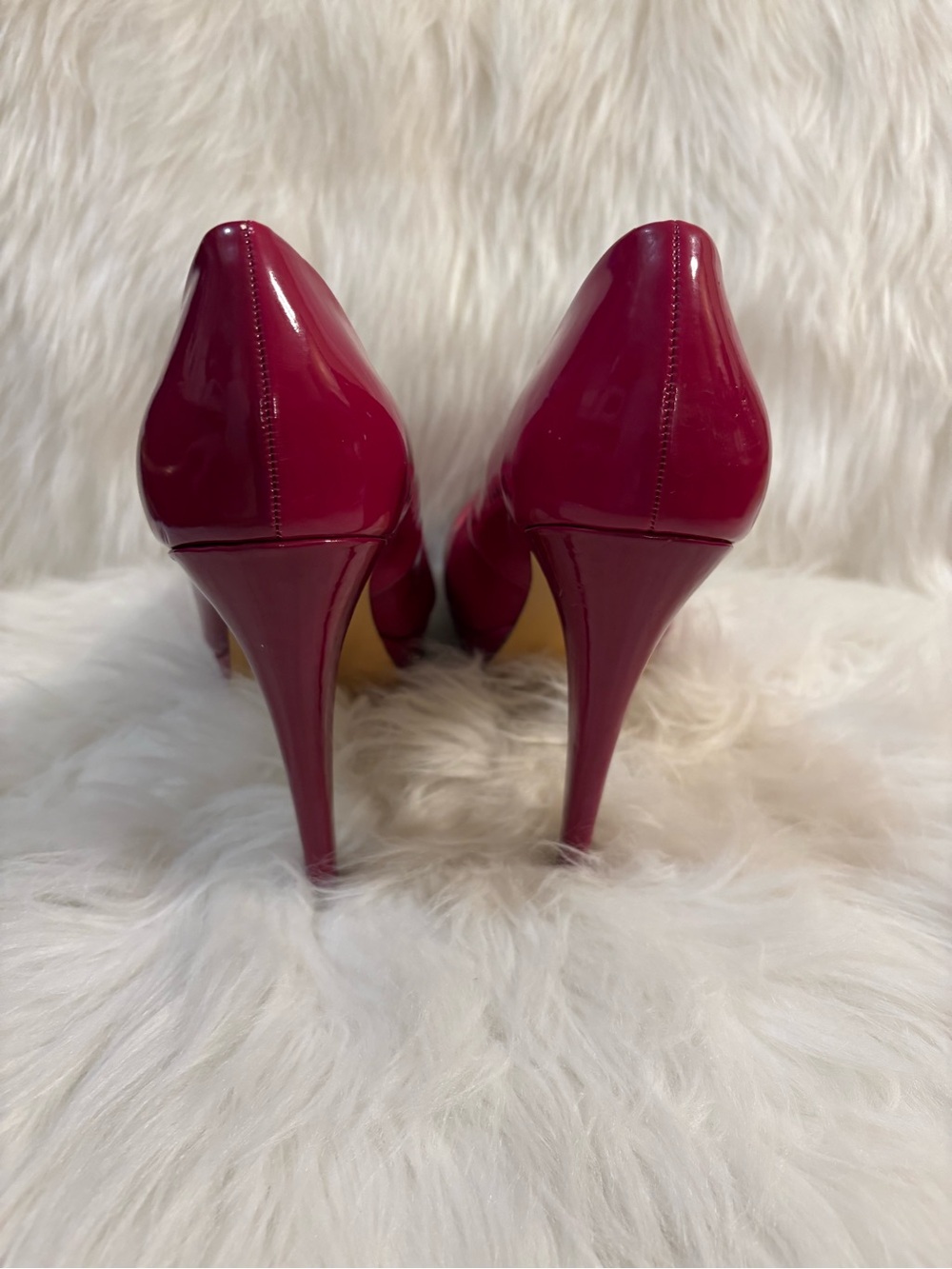 GUESS Women's Fuchsia Patent Platform Pumps - Picture 2 of 4